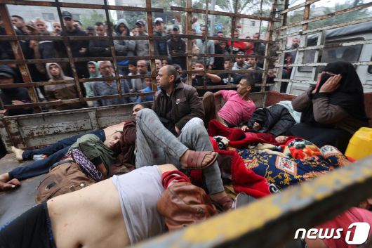 5일(현지시간) 가자지구 남부 칸 유니스에서 부상한 팔레스타인인들이 나세르 병원으로 이송되고 있다. 2023.12.05/뉴스1 ⓒ 로이터=뉴스1 ⓒ News1 김민수 기자