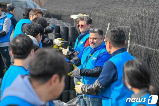 무뇨스 제프리 로렌스 쿠팡풀필먼트서비스 오퍼레이션부문 대표이사가 사랑의 연탄 나눔' 활동을 하고 있다..(쿠팡풀필먼트서비스 제공)