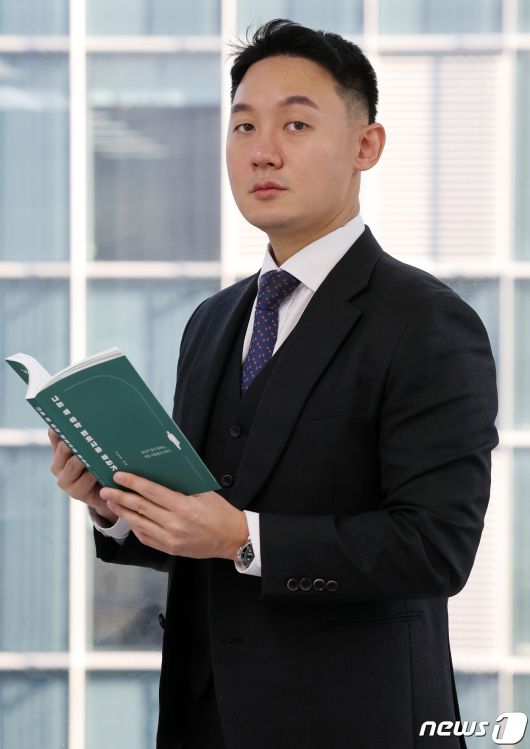 '나는 왜 마약 변호사를 하는가'의 저자인 안형준 변호사가 강남구 테헤란로 법무법인 지혁에서 인터뷰를 앞두고 포즈를 취하고 있다. 2023.12.5/뉴스1 ⓒ News1 김진환 기자