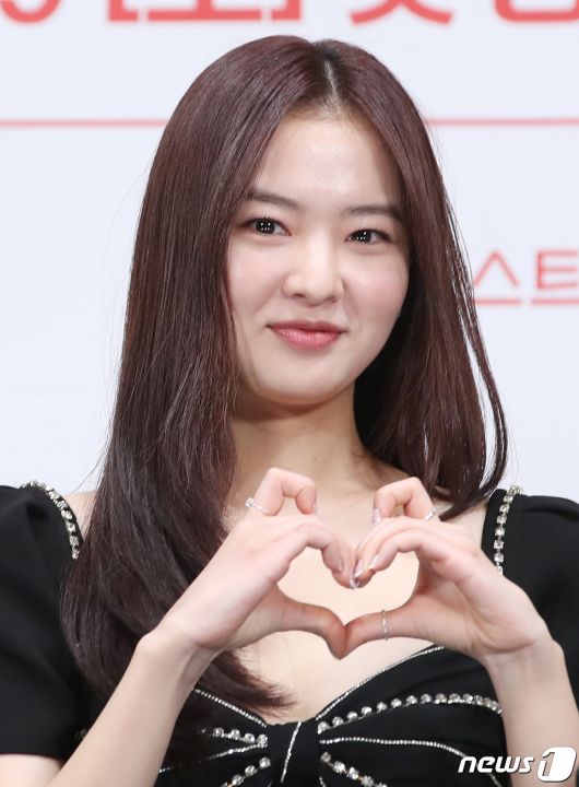 배우 황보름별이 6일 서울 구로구 라마다 서울신도림호텔에서 열린 tvN 새 토일드라마 '마에스트라' 제작발표회에서 포즈를 취하고 있다. '마에스트라'는 전 세계 단 5%뿐인 여성 지휘자 마에스트라 천재 혹은 전설이라 불리는 차세음(이영애 분)이 자신의 비밀을 감춘 채 오케스트라를 둘러싼 사건의 진실을 찾아가는 미스터리 드라마다. 2023,12,6/뉴스1 ⓒ News1 권현진 기자