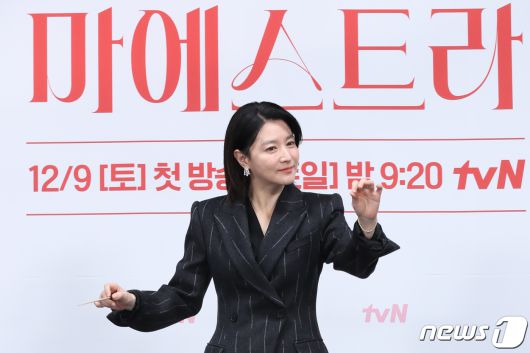 배우 이영애가 6일 서울 구로구 라마다 서울신도림호텔에서 열린 tvN 새 토일드라마 '마에스트라'(감독 김정권) 제작발표회에서 포즈를 취하고 있다. ⓒ News1 권현진 기자