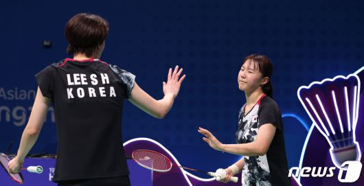 이소희와 백하나가 7일 중국 항저우 빈장체육관에서 열린 2022 항저우 아시안게임 배드민턴 여자 복식 결승 중국 천칭천-자이판과의 경기에서 져 은메달을 확정지은 후 서로를 위로하고 있다. 2023.10.7/뉴스1 ⓒ News1 신웅수 기자