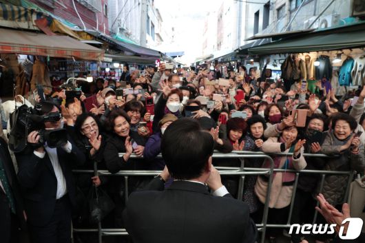 윤석열 대통령이 6일 부산 중구 깡통시장을 방문해 상인 및 시민들과 인사를 나누고 있다. (대통령실 제공) 2023.12.6/뉴스1 ⓒ News1 오대일 기자