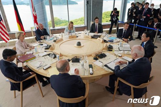 조 바이든 미국 대통령과 기시다 후미오 일본 총리, 올라프 숄츠 독일 총리, 에마뉘엘 마크롱 프랑스 대통령, 리시 수낵 영국 총리, 조르자 멜로니 이탈리아 총리, 쥐스탱 트뤼도 캐나다 총리, 우르줄라 폰데어라이엔 EU 집행위원장, 샤를 미셸 EU 정상회의 상임의장이 19일 (현지시간) 히로시마에서 열린 G7 정상회의 실무 오찬 회의에 참석을 하고 있다. ⓒ AFP=뉴스1 ⓒ News1 우동명 기자