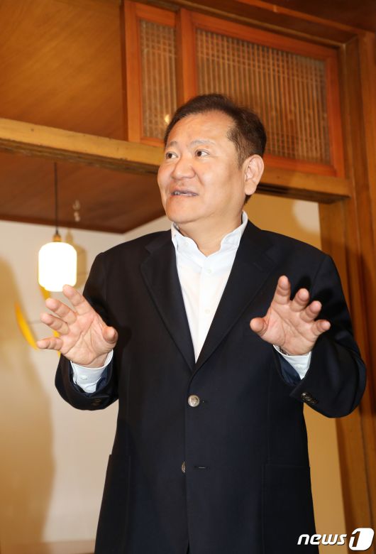 이상민 행정안전부 장관이 9일 오전 제주시 조천읍 북촌리에 있는 농어촌 빈집 활용 숙박시설인 ㈜다자요의 북촌포구집을 살펴보고 있다.2023.12.9./뉴스1 ⓒ News1 오미란 기자