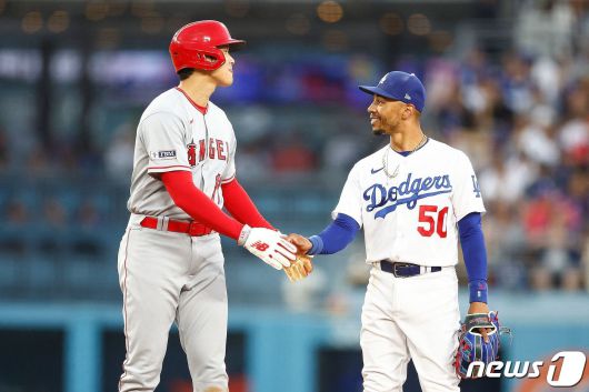 이제는 팀 동료가 된 오타니(왼쪽)과 베츠. ⓒ AFP=뉴스1