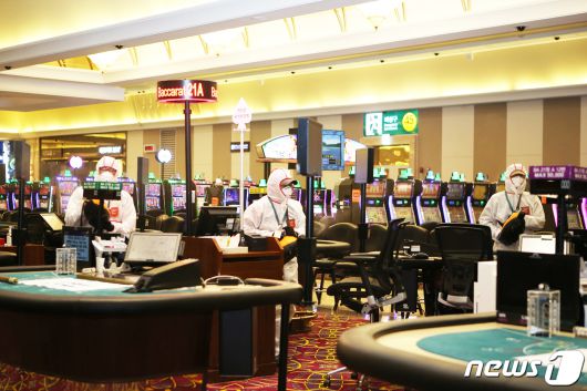 강원랜드 카지노에서 방역 전문업체와 직원들이 코로나19 확산방지를 위해 자체방역을 실시하는 모습. (강원랜드 제공) 2020.7.1/뉴스1 ⓒ News1 박하림 기자