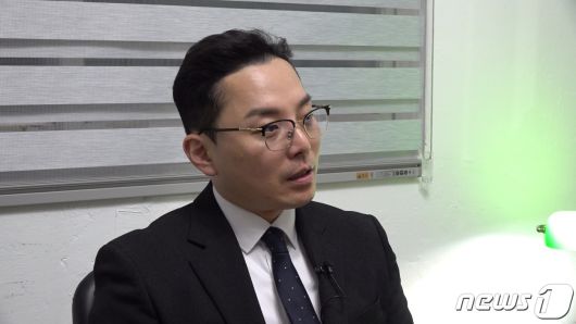 조명현 씨가 인터뷰 질문에 답하고 있다. 2023.12.8/뉴스1