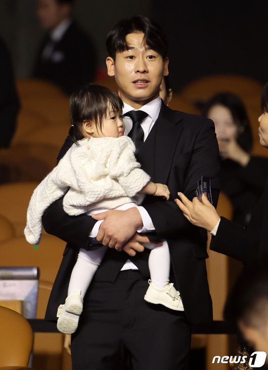 박찬호(KIA 타이거즈)가 11일 오후 서울 강남구 코엑스에서 열린 ‘2023 신한은행 SOL KBO 골든글러브 시상식’에 딸과 함께 참석하고 있다. 2023.12.11/뉴스1 ⓒ News1 김진환 기자