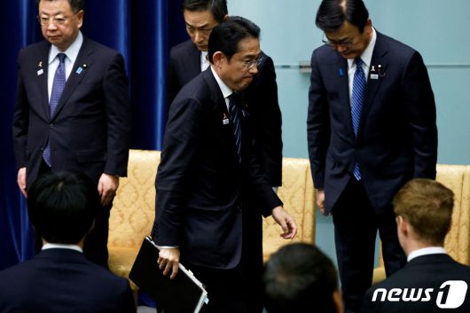 일본 도쿄 관저 회의실에서 기시다 후미오 총리가 입을 굳게 다문 채 퇴장하고 있다. 2023.11.02/ ⓒ 로이터=뉴스1 ⓒ News1 권진영 기자