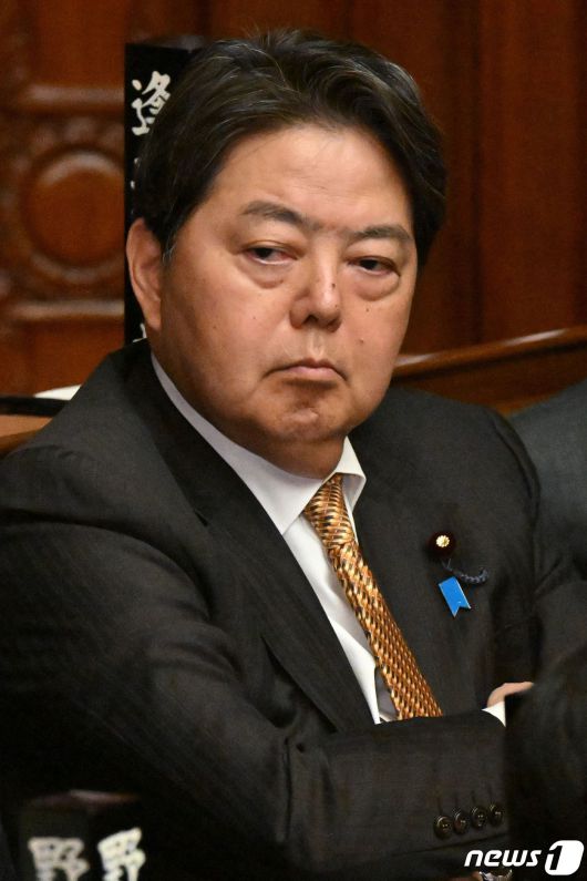 13일 일본 도쿄에서 하야시 요시마사 전 외무상이 기시다 내각 불신임안 표결에 참석했다. 그는 9000만 원 이상의 불법 비자금을 챙겼다는 의혹이 제기된 마쓰노 히로카즈 현 관방장관의 후임으로 임명될 전망이다. 2023.12.13/ ⓒ AFP=뉴스1 ⓒ News1 권진영 기자