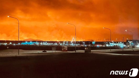 18일(현지시간) 아이슬란드 그린다비크 지역에서 화산이 폭발해 그 여파로 하늘 색깔이 주황빛으로 물들었다. 2023.12.18 ⓒ AFP=뉴스1 ⓒ News1 정지윤 기자