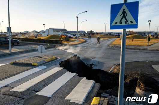13일(현지시간) 아이슬란드 그린다비크에서 화산의 폭발이 임박해짐에 따라 도로가 갈라진 모습이 보인다. 2023.11.15 ⓒ AFP=뉴스1 ⓒ News1 우동명 기자