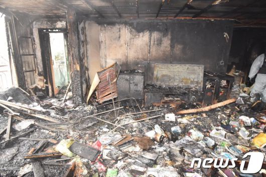 성탄절인 25일 오전 4시57분쯤 서울 도봉구 방학동의 한 아파트에서 불이 나 2명이 숨지고 36명이 다치는 사고가 발생했다. 발화 장소인 집안 내부가 검게 그을려 있다. (도봉소방서 제공) 2023.12.25/뉴스1
