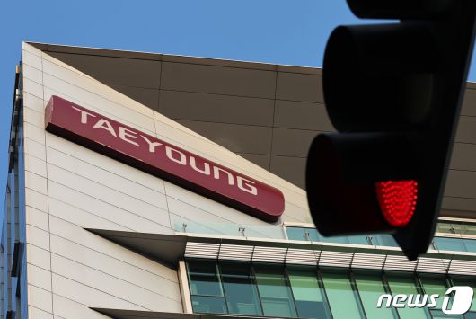 부동산 프로젝트파이낸싱(PF)으로 유동성 문제를 겪고 있는 태영건설이 28일 워크아웃(기업구조개선작업)을 신청했다. 태영건설은 내년까지 총 3조6000억원에 달하는 우발채무 만기를 앞두고 있다. 사진은 이날 서울 영등포구 태영건설 본사. 2023.12.28/뉴스1 ⓒ News1 구윤성 기자