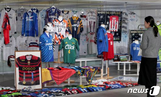 21일 오후 서울 영등포구 타임스퀘어 영등포아트스퀘어에서 열린 K리그 40주년 기념 전시회 'THE UNIVERSE'에 역대 프로축구팀의 유니폼이 전시돼 있다. 이번 전시회에는 프로축구 1983년 원년 트로피부터 현재까지 사용 중인 트로피, 역대 공인구, 유니폼 등 전시물과 함께 K리그 역사를 살펴볼 수 있는 공간이 마련됐다. 2023.12.21/뉴스1 ⓒ News1 장수영 기자