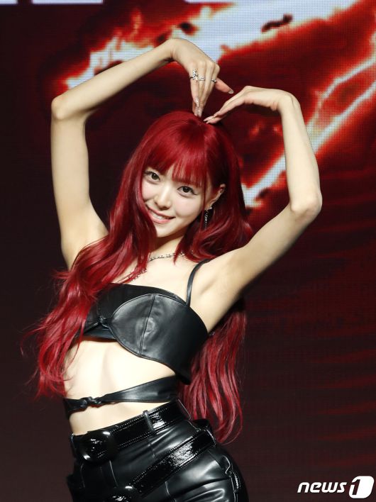 그룹 있지(ITZY)의 유나가 8일 오후 서울 영등포구 콘래드 호텔에서 진행된 새 미니 앨범 '본 투 비(BORN TO BE)' 발매 기념 쇼케이스에서 하트를 선보이고 있다. ⓒ News1 권현진 기자