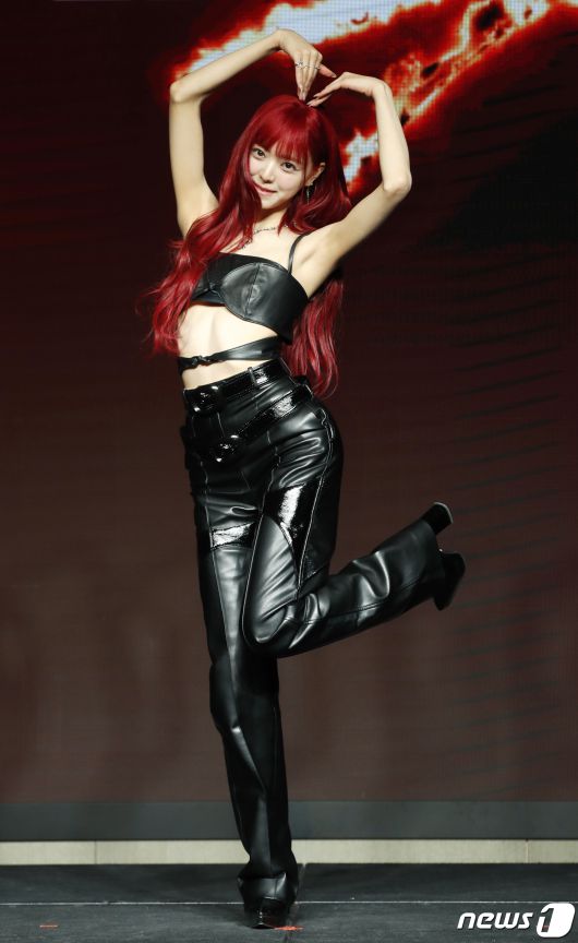 있지 유나가 8일 서울 영등포구 콘래드 호텔에서 가진 새 미니 앨범 '본 투 비(BORN TO BE)' 발매 기념 기자간담회에서 하트를 그리고 있다. ⓒ News1 권현진 기자