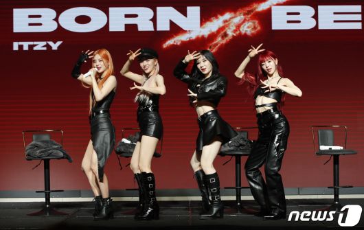 그룹 있지(ITZY)의 예지(왼쪽부터)와 류진, 채령, 유나가 8일 오후 서울 영등포구 콘래드 호텔에서 진행된 새 미니 앨범 '본 투 비(BORN TO BE)' 발매 기념 쇼케이스에서 타이틀곡 ‘언터처블’ 포인트 안무를 선보이고 있다. ⓒ News1 권현진 기자