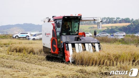 대동 자율작업 DH6135 콤바인 시연회 현장(대동 제공)