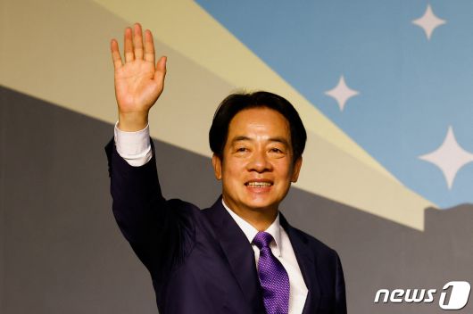 집권 민진당 소속의 라이칭더 총통 당선인이 지지자들에게 손을 흔들고 있다. 2024.01.13 ⓒ 로이터=뉴스1