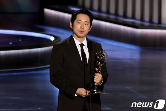 한국계 미국 배우 스티븐 연이 15일(현지시간) 캘리포니아주 로스앤젤레스 피콕 극장에서 열린 제75회 프라임 타임 에미상 시상식에서 넷플릭스 드라마 '성난 사람들'로 미니시리즈 부문 남우 주연상을 수상하고 있다. 2024.1.16 ⓒ AFP=뉴스1 ⓒ News1 우동명 기자