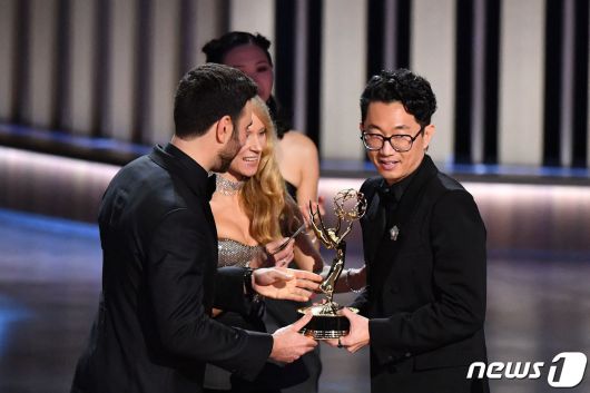 이성진 감독이 15일(현지시간) 캘리포니아주 로스앤젤레스 피콕 극장에서 열린 제75회 프라임 타임 에미상 시상식에서 넷플릭스 드라마 '성난 사람들'로 미니시리즈·TV영화 부문 감독상을 수상하고 있다. 2024.1.16 ⓒ AFP=뉴스1 ⓒ News1 우동명 기자