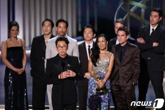 16일 오전(이하 한국시간, 현지시간 15일 오후) 미국 캘리포니아주 로스앤젤레스에 위치한 피콕 극장에서 열린 제75회 프라임타임 에미상(Primetime Emmy Awards, 이하 에미상)에서 넷플릭스 '성난 사람들'이 작품상을 수상했다. ⓒ 로이터=뉴스1 ⓒ News1 안태현 기자