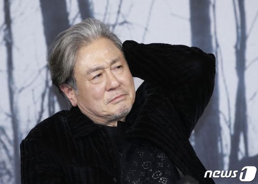 배우 최민식이 17일 서울 중구 더 플라자 호텔 서울에서 열린 영화 '파묘‘(감독 장재현) 제작보고회에서 머리카락을 쓸어올리고 있다. '파묘'는 거액의 돈을 받고 수상한 묘를 이장한 풍수사와 장의사, 무속인들에게 벌어지는 기이한 사건을 담은 오컬트 미스터리 영화다. 2024.1.17/뉴스1 ⓒ News1 권현진 기자