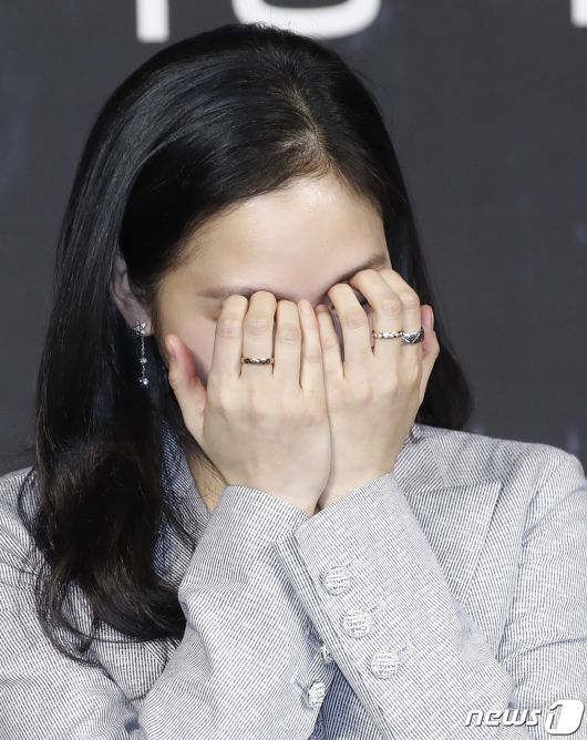 배우 김고은이 17일 서울 중구 더 플라자 호텔 서울에서 열린 영화 '파묘‘(감독 장재현) 제작보고회에서 대선배 최민식의 칭찬에 부끄러워 하고 있다. '파묘'는 거액의 돈을 받고 수상한 묘를 이장한 풍수사와 장의사, 무속인들에게 벌어지는 기이한 사건을 담은 오컬트 미스터리 영화다. 2024.1.17/뉴스1 ⓒ News1 권현진 기자