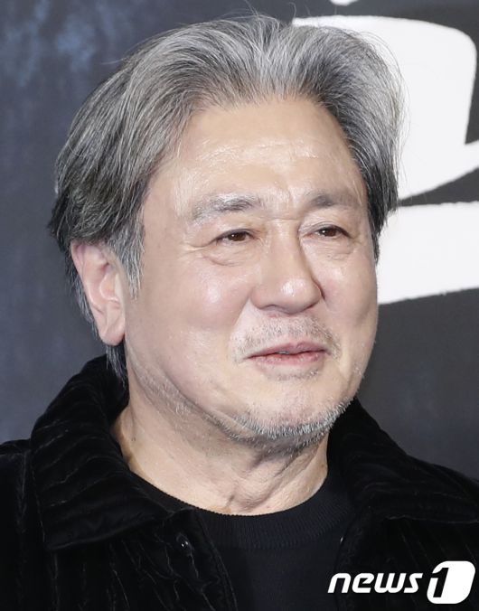 배우 최민식이 17일 서울 중구 더 플라자 호텔 서울에서 열린 영화 '파묘‘(감독 장재현) 제작보고회에서 포즈를 취하고 있다. '파묘'는 거액의 돈을 받고 수상한 묘를 이장한 풍수사와 장의사, 무속인들에게 벌어지는 기이한 사건을 담은 오컬트 미스터리 영화다. 2024.1.17/뉴스1 ⓒ News1 권현진 기자