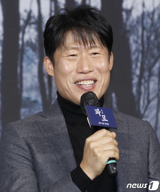 배우 유해진이 17일 서울 중구 더 플라자 호텔 서울에서 열린 영화 '파묘‘(감독 장재현) 제작보고회에서 인사말을 하고 있다. '파묘'는 거액의 돈을 받고 수상한 묘를 이장한 풍수사와 장의사, 무속인들에게 벌어지는 기이한 사건을 담은 오컬트 미스터리 영화다. 2024.1.17/뉴스1 ⓒ News1 권현진 기자