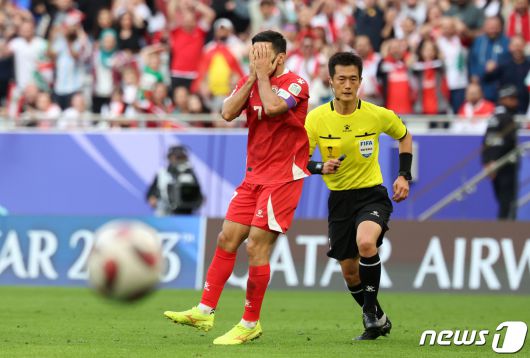 레바논 부기엘이 17일(현지시간) 카타르 도하 알투마마 스타디움에서 열린 2023 아시아축구연맹(AFC) 카타르 아시안컵 조별리그 A조 중국과 레바논의 경기에서 슈팅이 골포스트를 맞고 나오자 아쉬워하고 있다. 2023.1.17/뉴스1 ⓒ News1 김성진 기자
