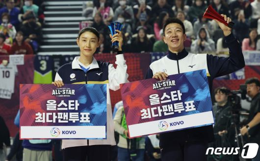 흥국생명 김연경과 한국전력 신영석이 27일 오후 인천 부평구 인천삼산월드체육관에서 열린 프로배구 '2023-2024 도드람 V리그 올스타전'에서 올스타 최다팬투표 상을 수상한 뒤 기념촬영을 하고 있다. 2024.1.27/뉴스1 ⓒ News1 김민지 기자