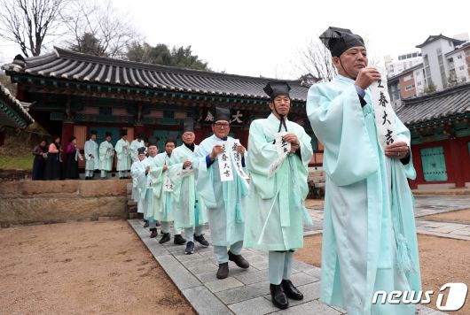 봄의 시작을 알리는 첫번째 절기 입춘(立春)을 사흘 앞둔 1일 부산 동래구 동래향교에서 지역 유림 대표들이 입춘첩을 들고 전통의식을 하고 있다. 2024.2.1/뉴스1 ⓒ News1 윤일지 기자