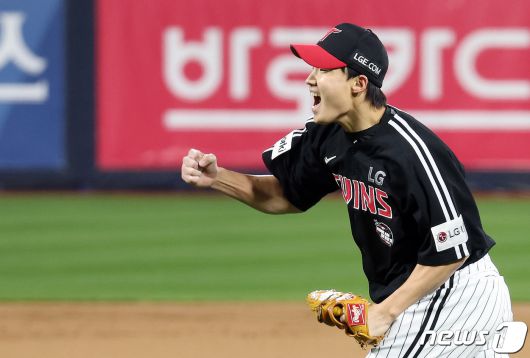 10일 오후 경기도 수원시 장안구 조원동 수원KT위즈파크에서 열린 프로야구 '2023 신한은행 SOL KBO 포스트시즌' 한국시리즈 3차전 kt 위즈와 LG 트윈스의 경기, 1회말 위기를 넘긴 LG 선발투수 임찬규가 환호하고 있다. 2023.11.10/뉴스1 ⓒ News1 이동해 기자