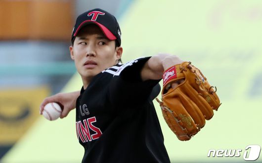 23일 오후 인천 미추홀구 SSG랜더스필드에서 열린 프로야구 '2023 신한 SOL KBO리그' LG트윈스와 SSG랜더스의 경기에서 LG 선발투수 임찬규가 역투하고 있다. 2023.5.23/뉴스1 ⓒ News1 구윤성 기자