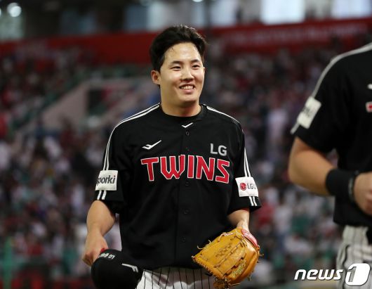 23일 오후 인천 미추홀구 SSG랜더스필드에서 열린 프로야구 '2023 신한 SOL KBO리그' LG트윈스와 SSG랜더스의 경기에서 LG 선발투수 임찬규가 SSG의 6회말 1,3루 위기를 넘기며 이닝을 마치고 있다. 2023.5.23/뉴스1 ⓒ News1 구윤성 기자