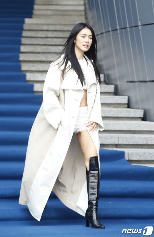 애프터출신 가수 가희가 1일 서울 중구 동대문 DDP에서 열린 ‘2024 F/W 서울패션위크’ '줄라이칼럼, 박소영 디자이너' 컬렉션에 참석하고 있다. ⓒ News1 권현진 기자