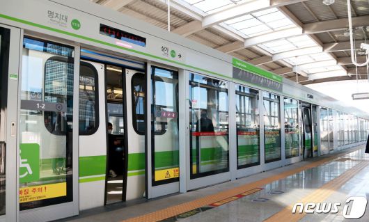 용인경전철 스크린도어ⓒ News1 (용인시 제공)