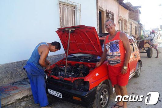 쿠바 트리니다드에서 만난 티코 운전자 2017.11 ⓒ 최종일 기자=News1