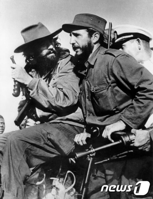 1959년 1월 8일 피델 카스트로(오른쪽) 당시 쿠바 반군 지도자가 독재자 풀헨시오 바티스타의 군에 승리를 거둔 뒤 카밀로 시엔푸에고스와 함께 수도 아바나에 입성하고 있다. 카스트로 전 국가평의회 의장은 25일(현지시간) 밤 타계했다고 라울 카스트로 국가평의회 의장이 밝혔다.  2016.11.26 ⓒ AFP=뉴스1 ⓒ News1 최종일 기자