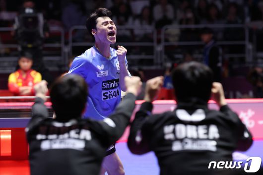 장우진이 24일 부산 해운대구 벡스코에서 열린 'BNK부산은행 2024 부산세계탁구선수권대회' 남자단체전 4강 대한민국과 중국의 경기에서 득점 후 환호하고 있다. 이날 대표팀은 중국과 대등한 경기를 펼쳤으나 게임 스코어 2대3으로 석패했다. 2024.2.24/뉴스1 ⓒ News1 이동해 기자
