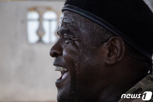 2021년 11월3일 아이티 수도 포르토프랭스 지역의 갱단 연합 'G9'의 수장 지미 '바비큐' 셰리지에가 라살린 빈민가의 주거환경에 대해 취재진에게 이야기하고 있다. 2021.11.03/ ⓒ 로이터=뉴스1 ⓒ News1 박재하 기자