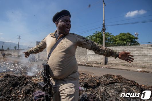 2021년 11월3일 아이티 수도 포르토프랭스 지역의 갱단 연합 'G9'의 수장 지미 '바비큐' 셰리지에가 라살린 빈민가의 주거환경에 대해 취재진에게 이야기하고 있다. 2021.11.03/ ⓒ 로이터=뉴스1 ⓒ News1 박재하 기자