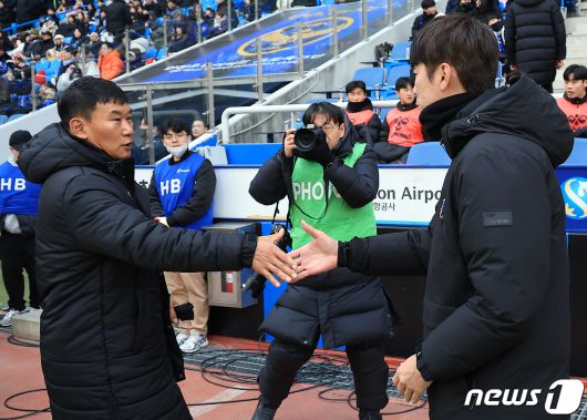 2일 오후 인천광역시 중구 도원동 인천축구전용경기장에서 열린 '하나은행 K리그1 2024' 1라운드 인천 유나이티드와 수원FC의 경기에서 인천 조성환 감독과 수원 김은중 감독이 인사를 나누고 있다. 2024.3.2/뉴스1 ⓒ News1 박정호 기자