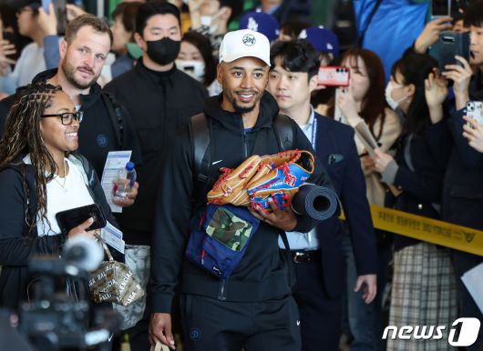 미국프로야구(MLB) LA 다저스 무키베츠가 15일 오후 인천국제공항 제1터미널을 통해 입국하고 있다. 2024.3.15/뉴스1 ⓒ News1 김도우 기자