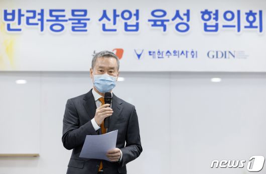 홍선근 뉴스1 회장이 22일 오후 경기도 성남시 판교 스타트업캠퍼스에서 열린 '반려동물 산업 육성 협의회' 제1회 IR 데이에서 축사를 하고 있다. 이번 IR데이는 유망한 반려동물 스타트업을 발굴하고 투자 및 비즈니스 기회를 제공하는 한편 해외 진출까지 지원하기 위해 마련됐다. 2024.3.22/뉴스1 ⓒ News1 이재명 기자