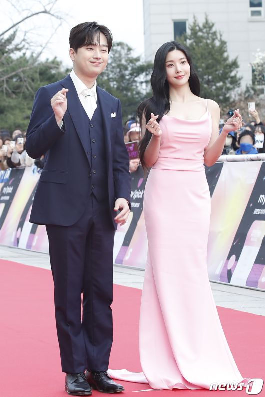 가수 권은비와 이찬원(왼쪽)이 27일 서울 동대문구 경희대학교 평화의 전당에서 열린 '2024 유니버설 슈퍼스타 어워즈(Universal Superstar Awards)'에서 하트 포즈를 취하고 있다. ⓒ News1 권현진 기자