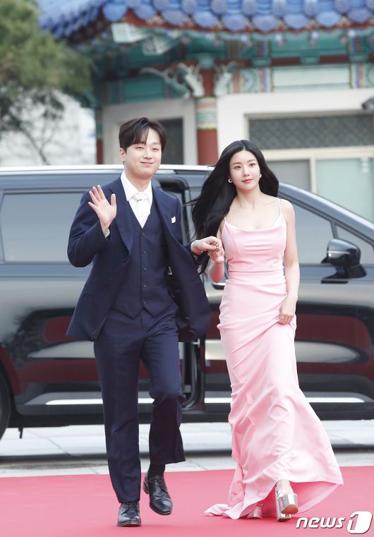 가수 권은비와 이찬원(왼쪽)이 27일 서울 동대문구 경희대학교 평화의 전당에서 열린 '2024 유니버설 슈퍼스타 어워즈(Universal Superstar Awards)'에서 레드카펫을 밟고 있다. ⓒ News1 권현진 기자